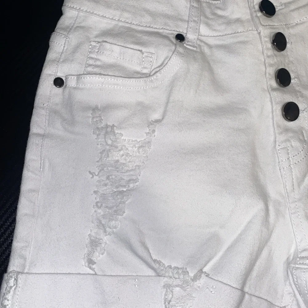 WHITE JEANS SHORTS HOTPANTS Size Medium Ripped Ragged  + Cuffed Unbranded